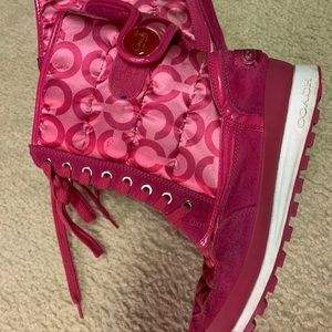 Cute cute 🥰 pink snow boots